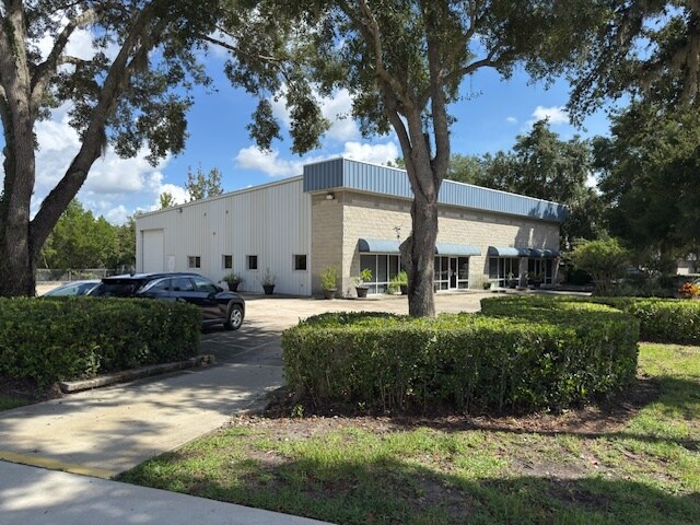 More Photos Of 886 Waterway Pl, Longwood Warehouse For Lease