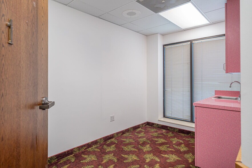 More Photos Of 1080 Caroline Dr, Washington Office For Sale