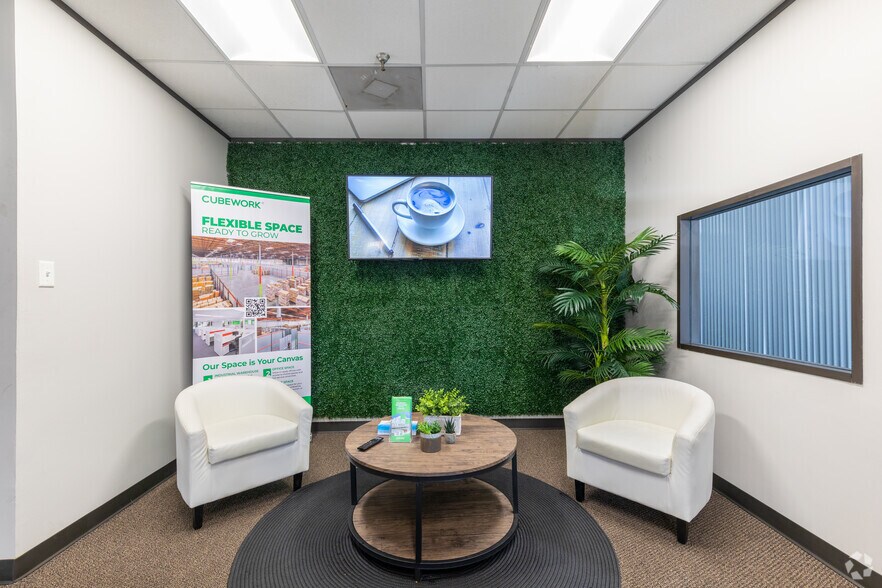 More Photos Of 3401 Navigation Blvd, Houston Distribution For Lease