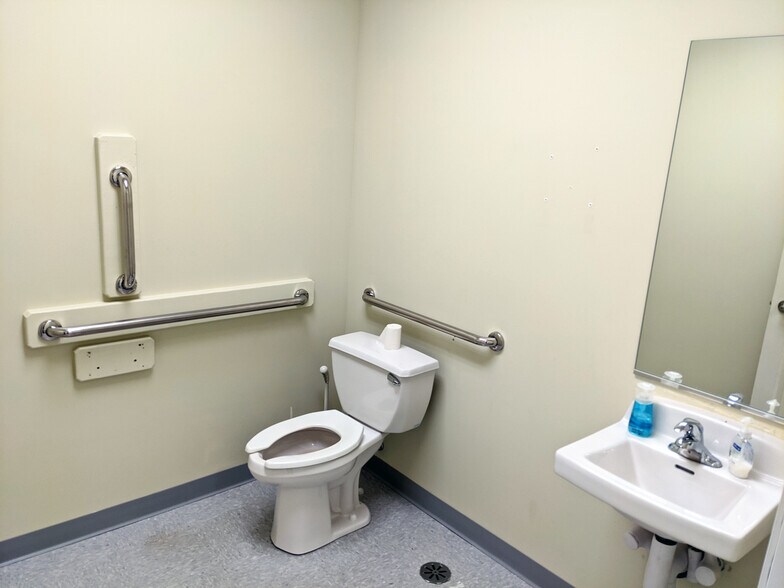 More Photos Of 815-829 Campus Dr, Joliet Medical For Lease