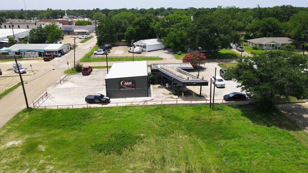 More Photos Of 207 Cottonwood st, Madisonville Warehouse For Sale