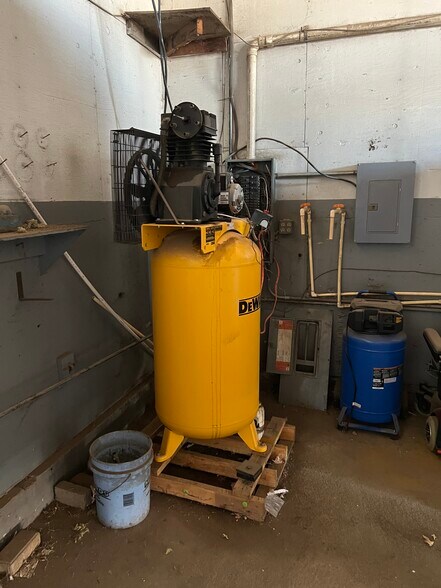 More Photos Of 410 E Chatham St, Metamora Industrial For Sale