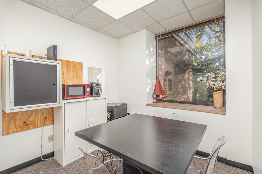 More Photos Of 2101 N Sardis Rd, Charlotte Office For Lease