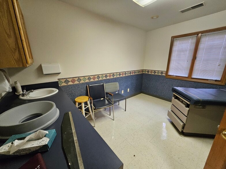 More Photos Of 13330 Darmstadt Rd, Evansville Office For Sale
