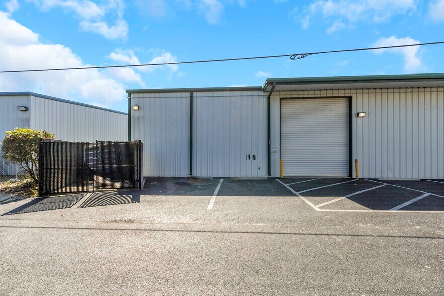 More Photos Of 16547 US Highway 19, Hudson Showroom For Lease