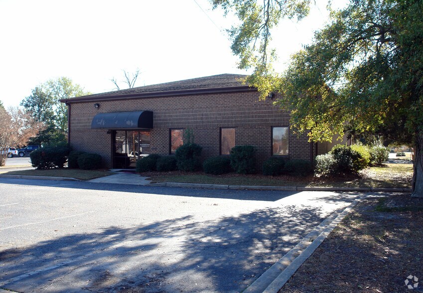 Primary Photo Of 119 W Lowman St, Mullins Medical For Sale