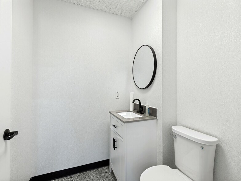 More Photos Of 18918 Tomball Pky, Houston Storefront Retail Office For Lease