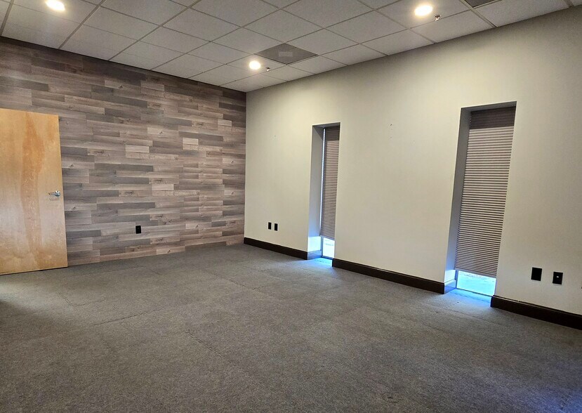 More Photos Of 913 Cobb Pky N, Marietta Warehouse For Lease