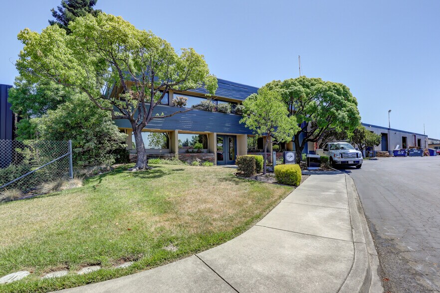 More Photos Of 210 Classic Ct, Rohnert Park Warehouse For Lease