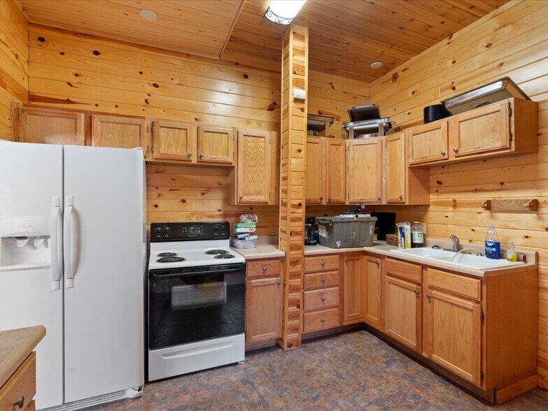 More Photos Of 21998 Lasalle Ave NW, Puposky Specialty For Sale