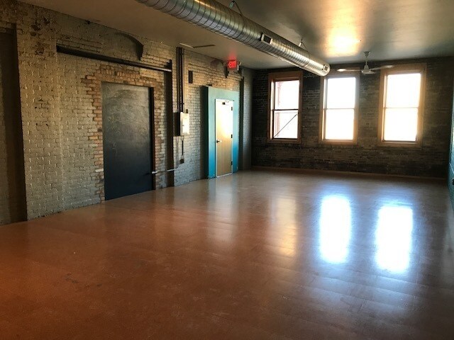 More Photos Of 146 Algoma Blvd, Oshkosh Office For Lease