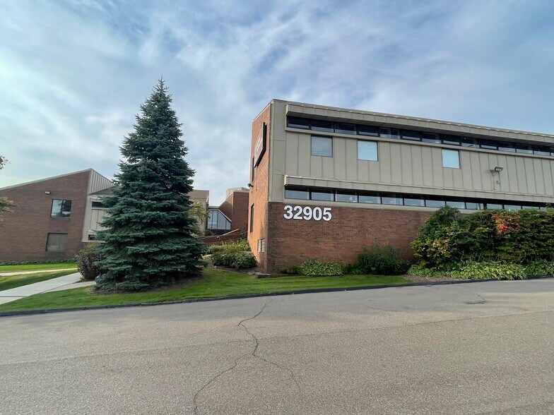 More Photos Of 32905 W 12 Mile Rd, Farmington Hills Medical For Sale