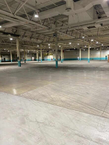 More Photos Of 1601 General Electric Rd, Bloomington Warehouse For Lease