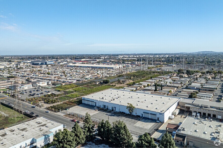 More Photos Of 7104-7110 Jackson St, Paramount Manufacturing For Lease