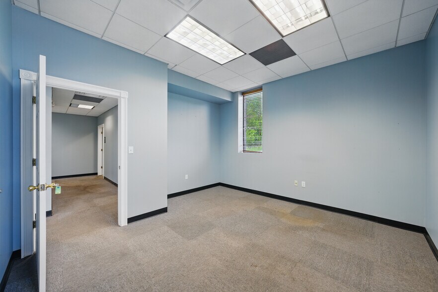 More Photos Of 9552 York Alpha Dr, North Royalton Service For Sale