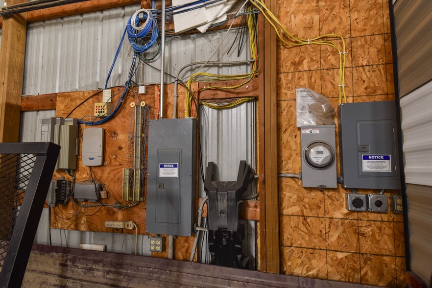 More Photos Of 1311 N Division St, Pontiac Warehouse For Lease