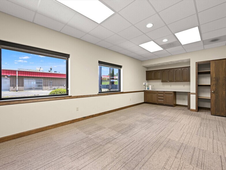 More Photos Of 1805 John F Kennedy Rd, Dubuque Freestanding For Sale