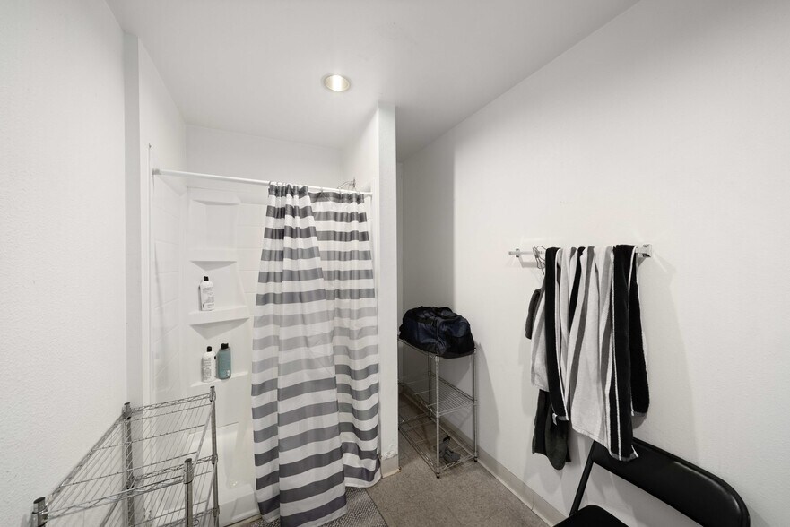 More Photos Of 647 W Avenue L 14, Lancaster Service For Lease
