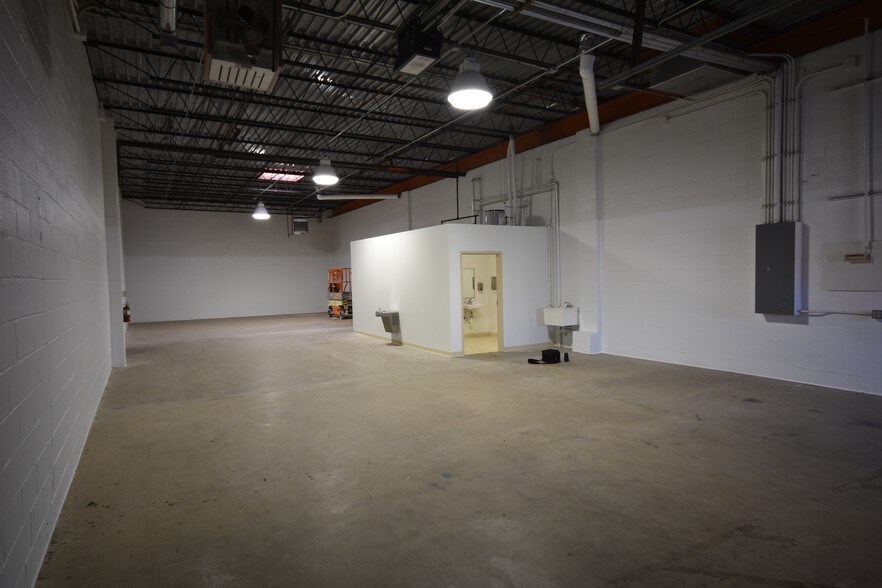More Photos Of 2801 Merrilee Dr, Fairfax Warehouse For Lease