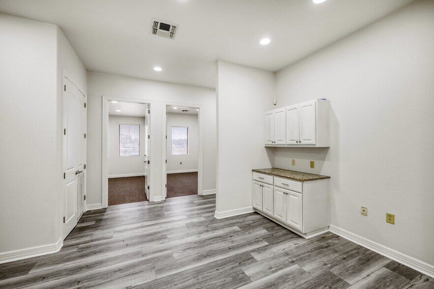 More Photos Of 5727 W I-10 Fwy, San Antonio Office For Lease