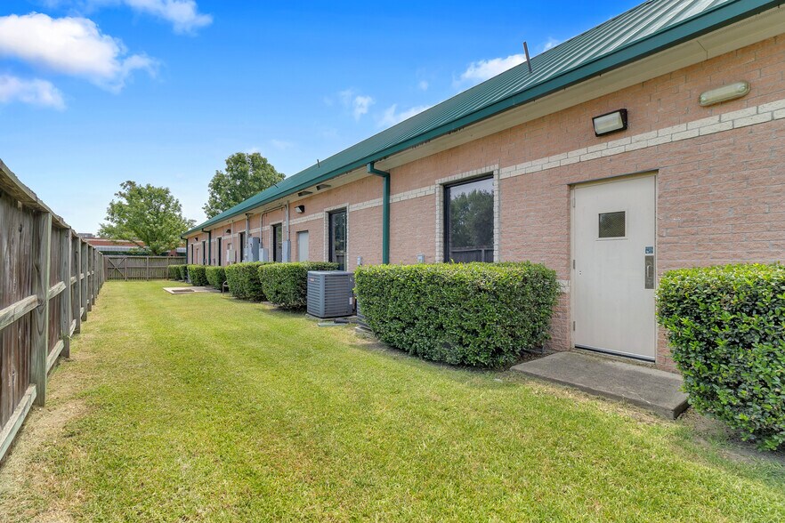 More Photos Of 1125 Cypress Station Dr, Houston Medical For Lease