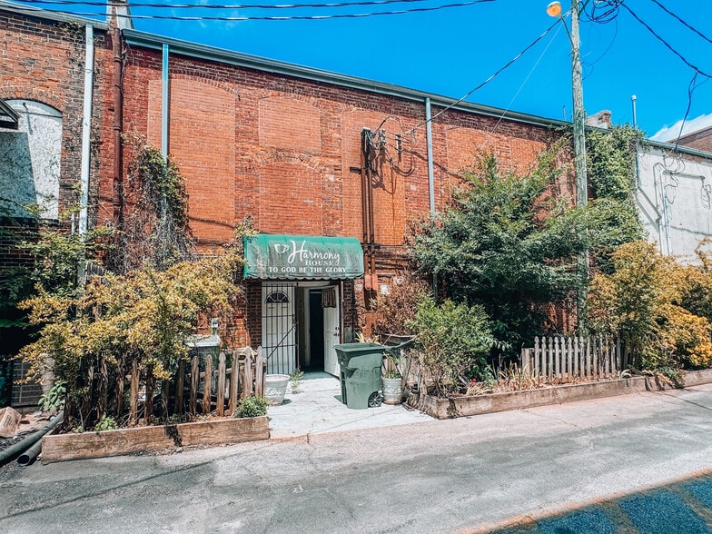 More Photos Of 106 Musgrove St, Clinton Storefront Retail Office For Sale