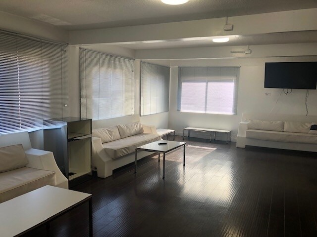 More Photos Of 910 E Sahara Ave, Las Vegas Loft Creative Space For Lease
