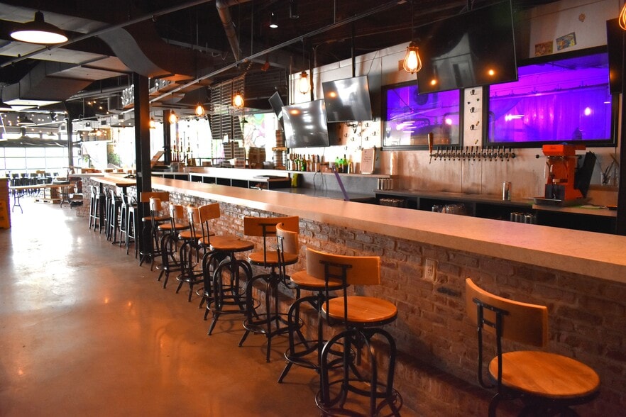 More Photos Of 5604 York Rd, Baltimore Storefront For Lease