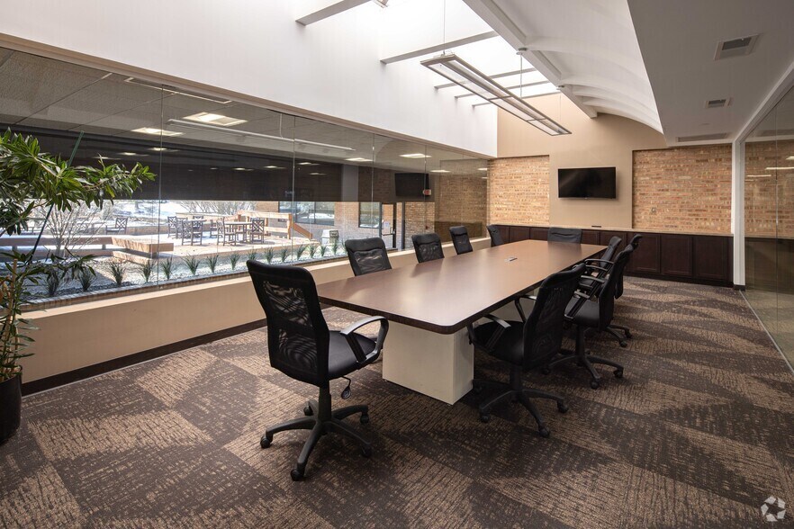 More Photos Of 1204-1332 W Northwest Hwy, Palatine Office For Lease