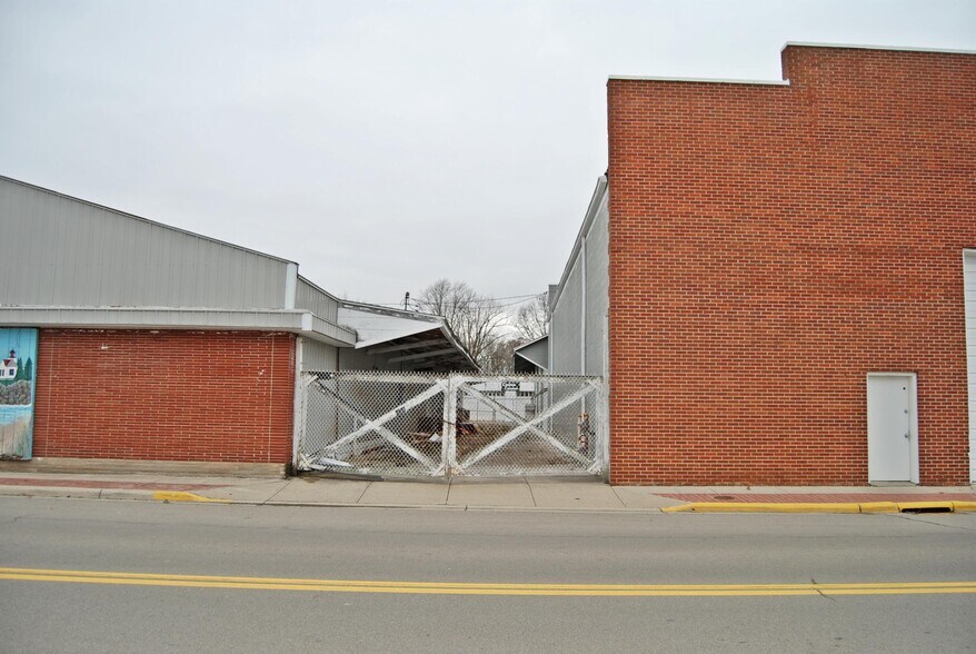 More Photos Of 230 South Main St, Lakeview Flex For Sale