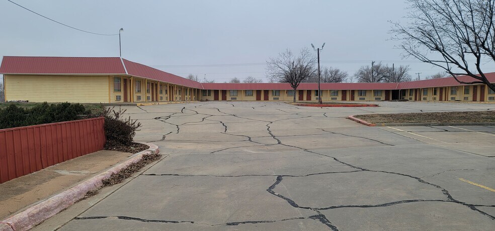 More Photos Of 1006 E 12th St, Shamrock Hotel For Sale