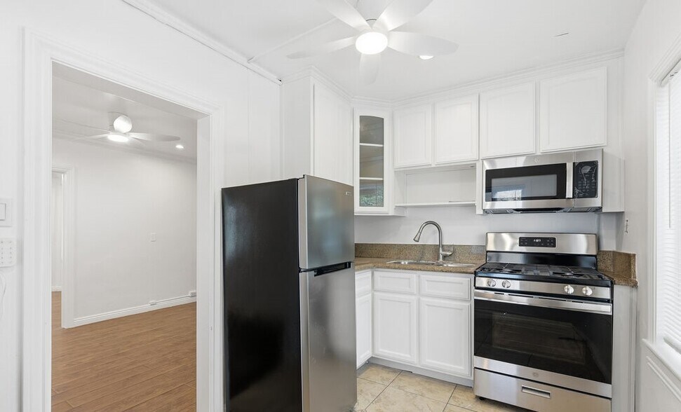 More Photos Of 2709 Santa Monica Blvd, Santa Monica Storefront Retail Residential For Sale