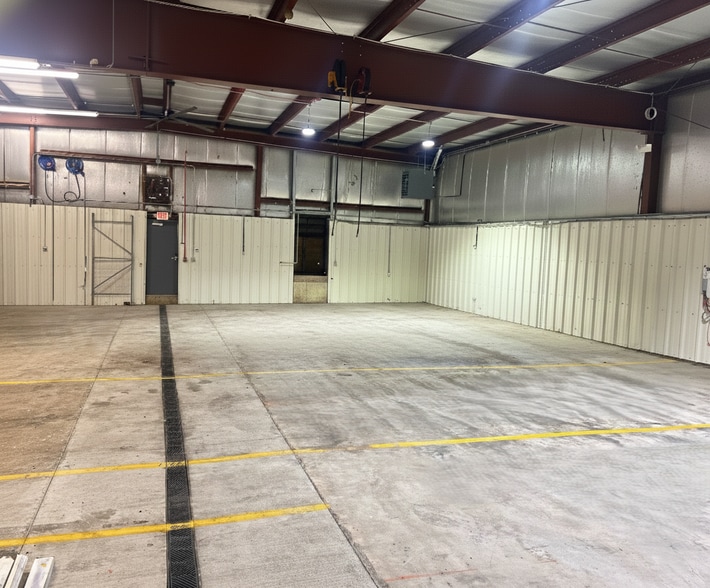 More Photos Of 1001 Geneva St, Shorewood Warehouse For Lease