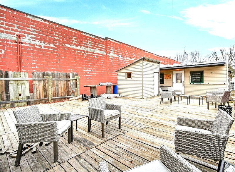 More Photos Of 124 S Fillmore St, Osceola Flex For Sale
