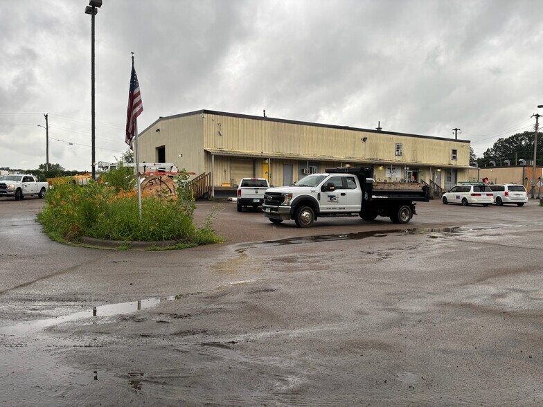 More Photos Of 2948 Rice St, Little Canada Warehouse For Lease