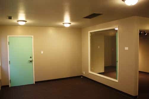 More Photos Of 6923 Farrell Rd SE, Calgary Showroom For Lease