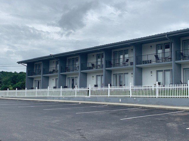 More Photos Of 2021 E Spring St, Cookeville Hotel For Sale