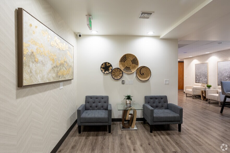 More Photos Of 4221 Wilshire Blvd, Los Angeles Loft Creative Space For Lease
