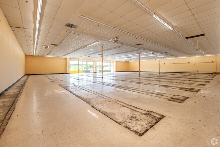 More Photos Of 1420 Hospital Rd, New Roads Storefront For Lease