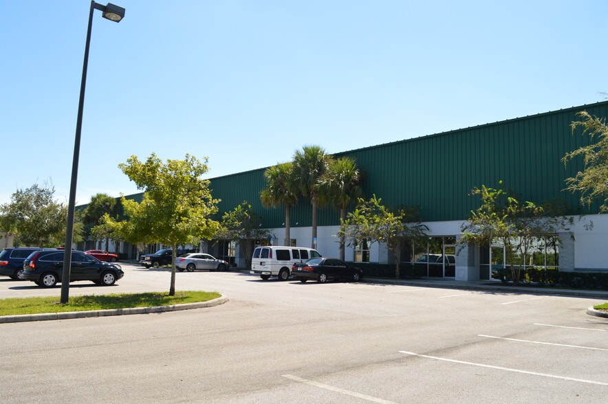 More Photos Of 1750-1764 Business Center Ln, Kissimmee Distribution For Lease