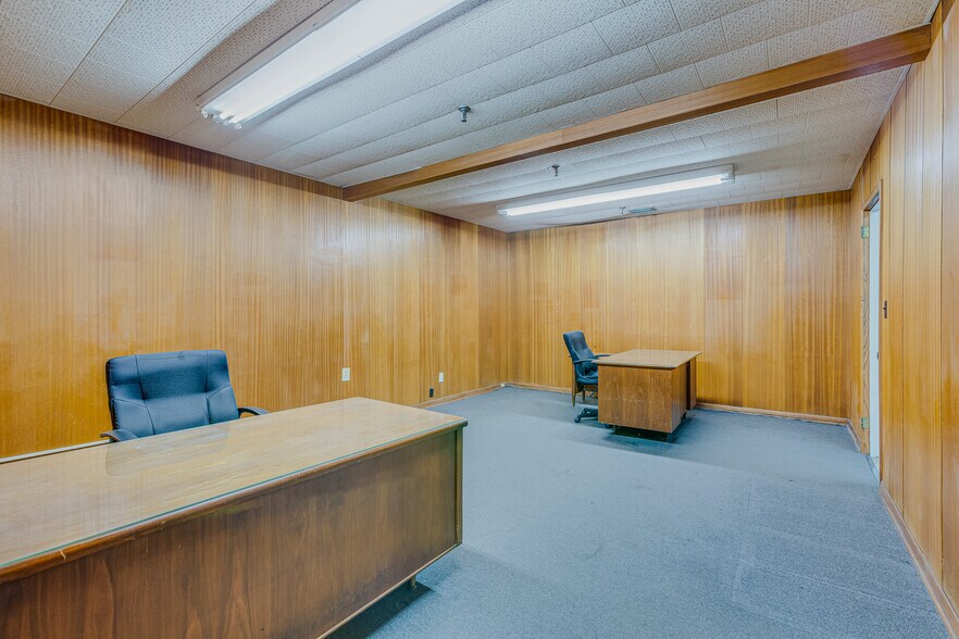 More Photos Of 1000 Gilway St, Holly Hill Light Distribution For Sale