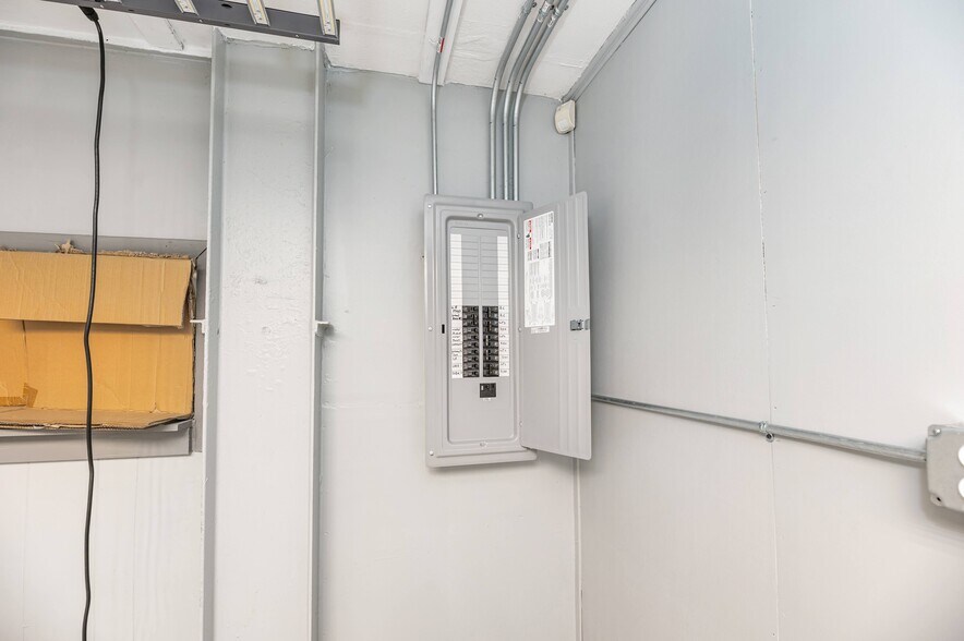 More Photos Of 3905 32nd St, Port Huron Truck Terminal For Sale