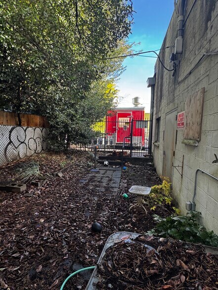 More Photos Of 3747 SE Hawthorne Blvd, Portland Storefront For Sale