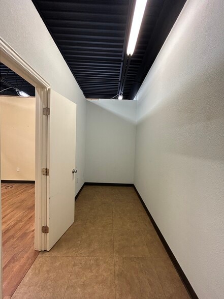 More Photos Of 1109 Dallas Dr, Denton General Retail For Lease