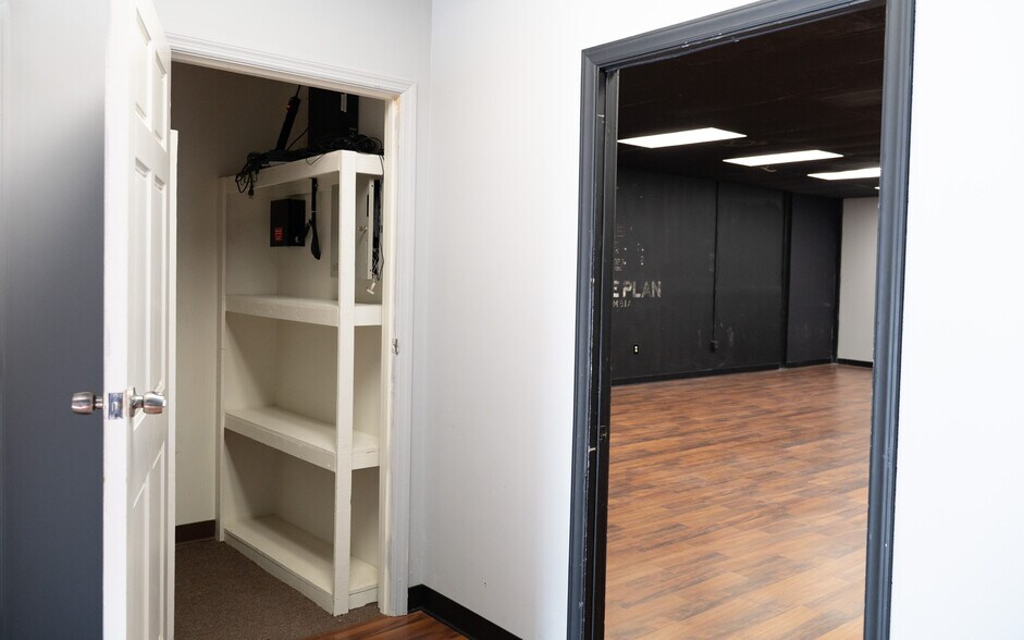 More Photos Of 151 Riverchase Way, Lexington Light Distribution For Lease