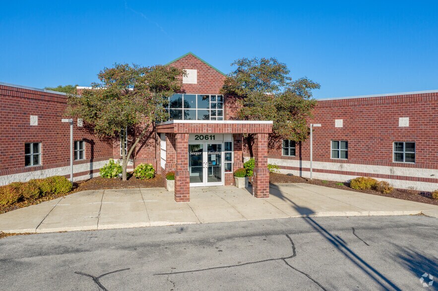 More Photos Of 20611 Watertown Rd, Waukesha Medical For Lease