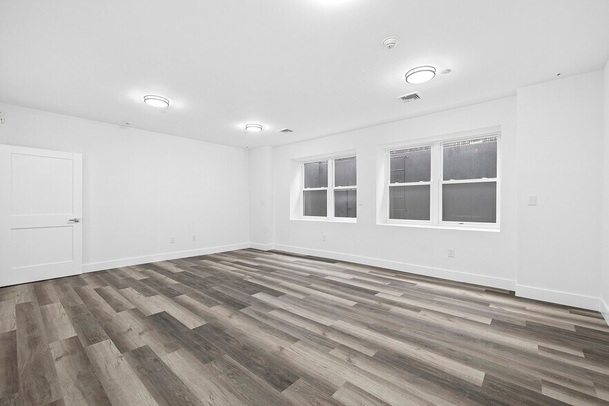 More Photos Of 533 Greenwich St, Hempstead Apartments For Sale