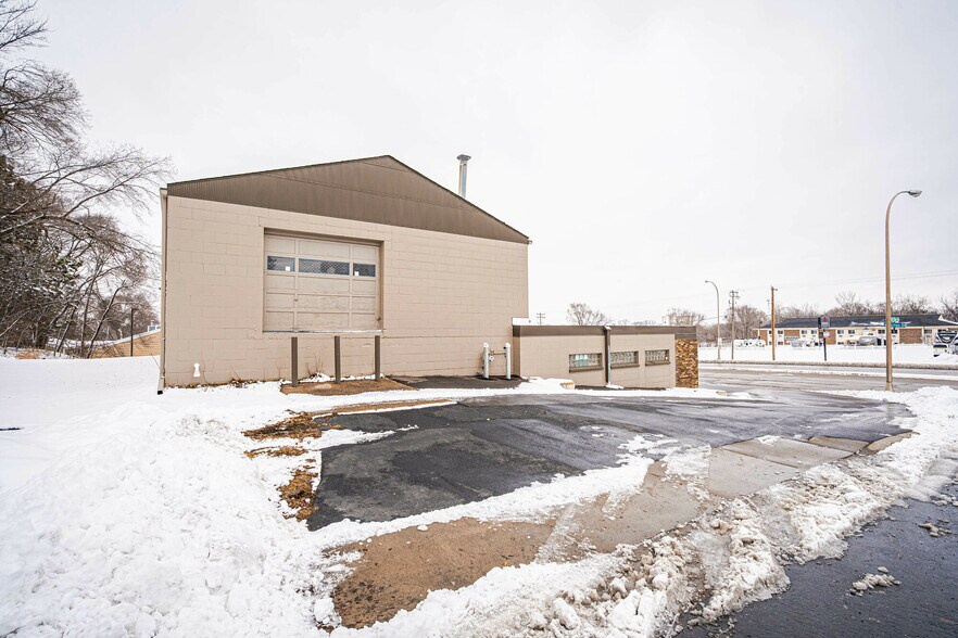 More Photos Of 2324 Vermillion St, Hastings Freestanding For Lease