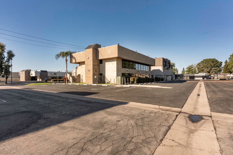 More Photos Of 4600 W American Ave, Bakersfield Office For Sale