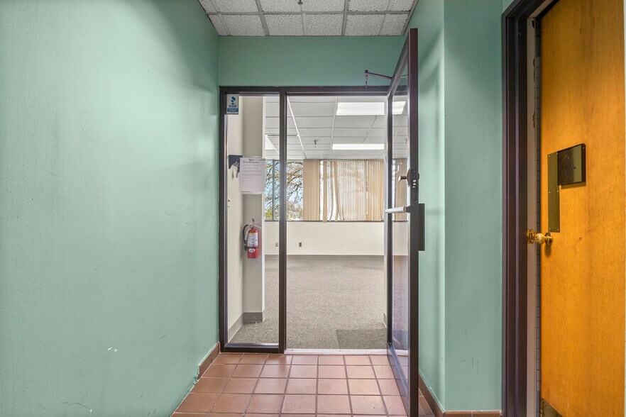 More Photos Of 25050 Outer Dr, Lincoln Park Office For Lease